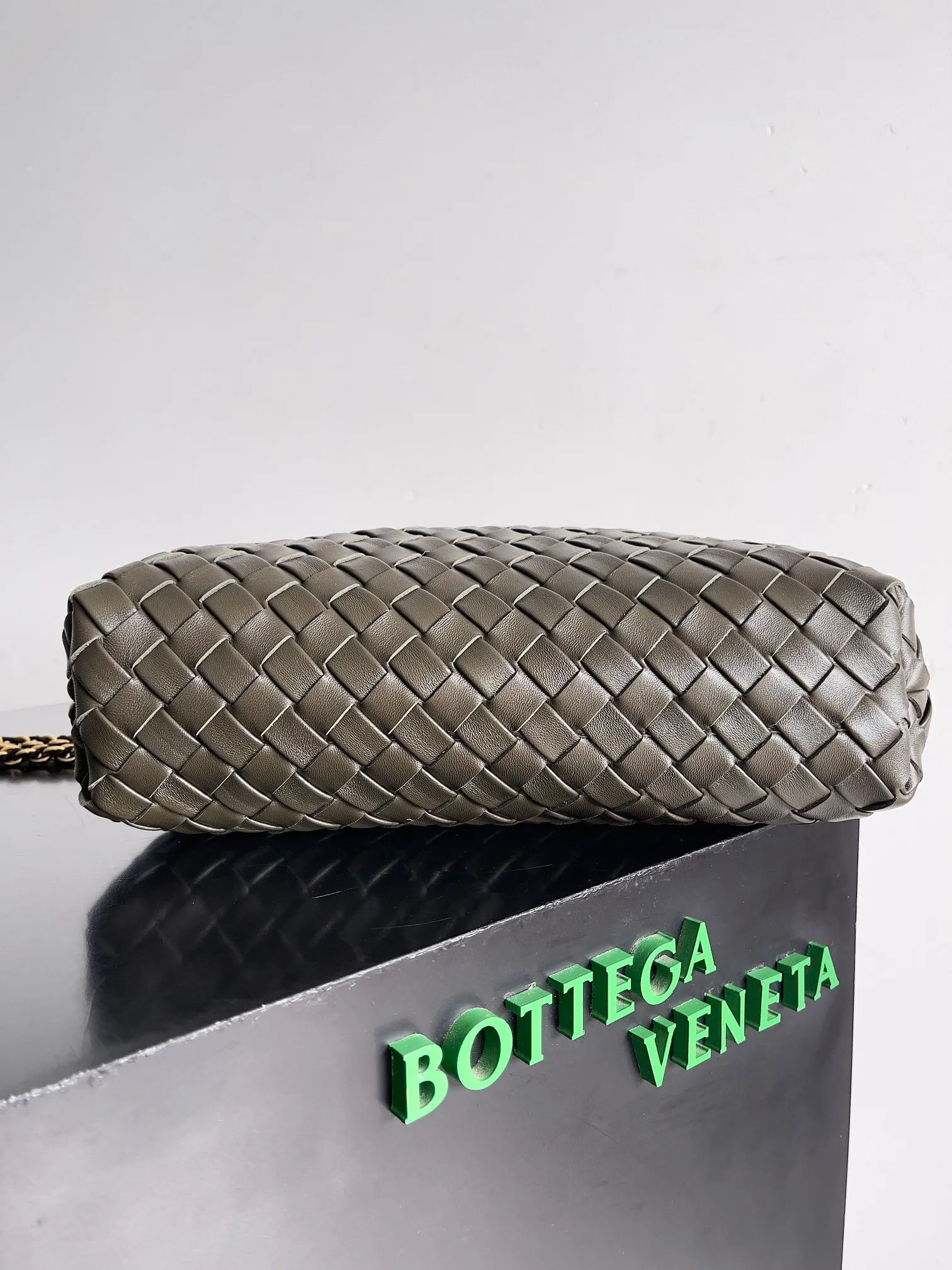 Batch 2260 BOTTEGA VENETA Lady's LAUREN CLUTCH Chain Clutch was inspired by 40 years ago. It is a perfect fusion of classic and modern bags. It is effortless and fashionable for any occasion and at any time. The newly added detachable metal chain allows people to have more ways to carry it. It is grand and elegant. Style No.: 785807 Size: 31.5*16.5*11cm